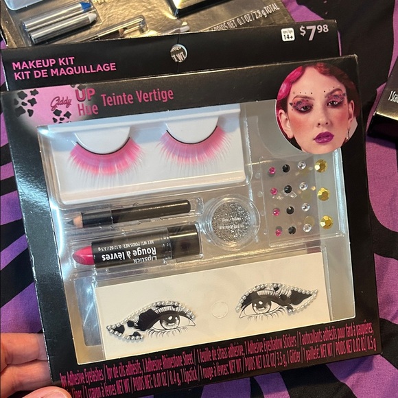 Makeup Kit with Eyelashes - Picture 3 of 4